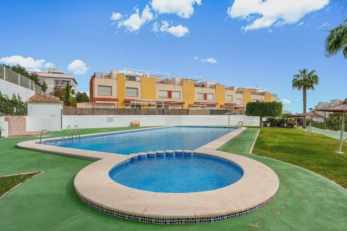 3 quarto Casa em Banda para venda em Villamartin com piscina - 345 000 € (Ref: 10072930)