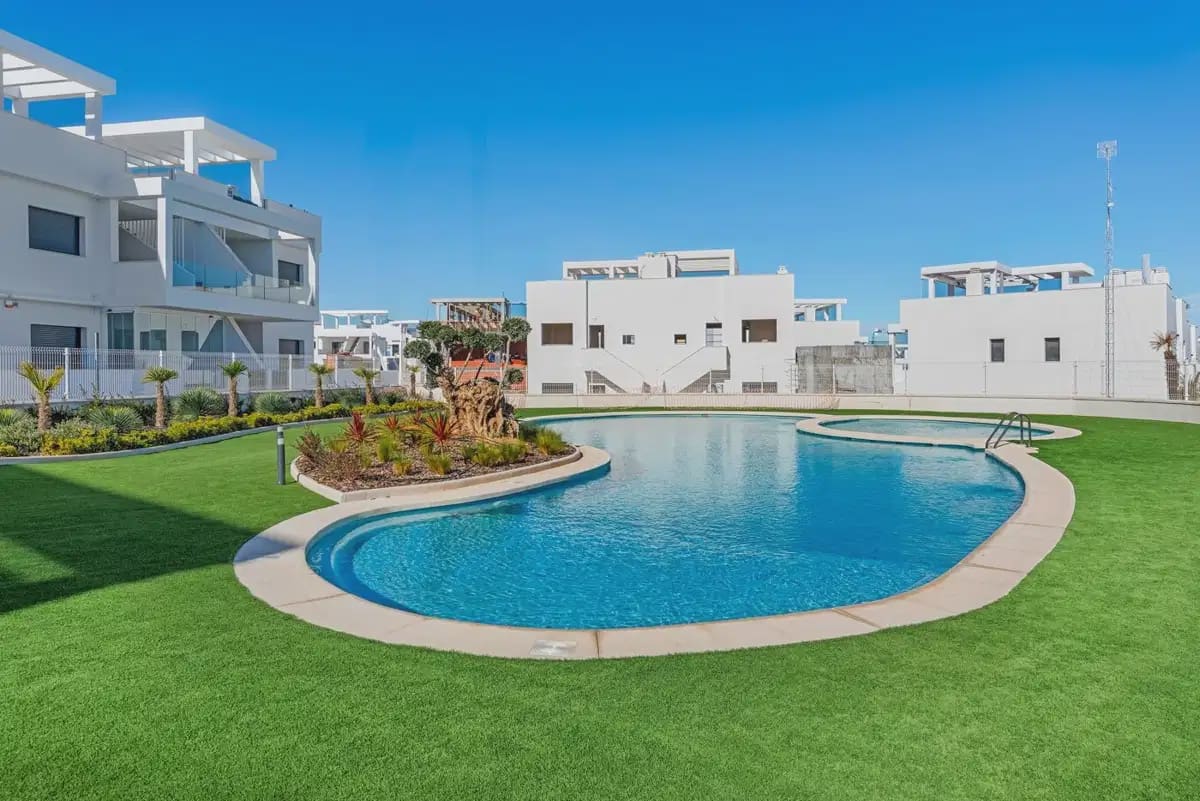 2 slaapkamer Penthouse te koop in Los Balcones met zwembad - € 369.000 (Ref: 10080396)