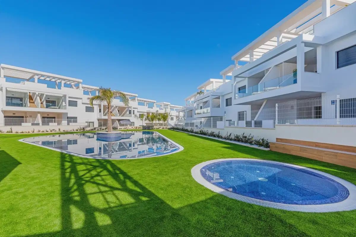 2 slaapkamer Penthouse te koop in Los Balcones met zwembad - € 369.000 (Ref: 10080396)