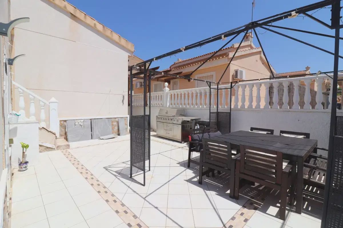 Chalet de 4 habitaciones en Benimar en venta con garaje - 390.000 € (Ref: 10080401)