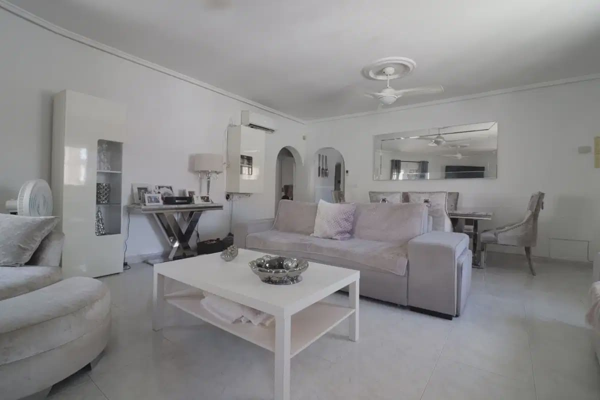 Chalet de 4 habitaciones en Benimar en venta con garaje - 390.000 € (Ref: 10080401)