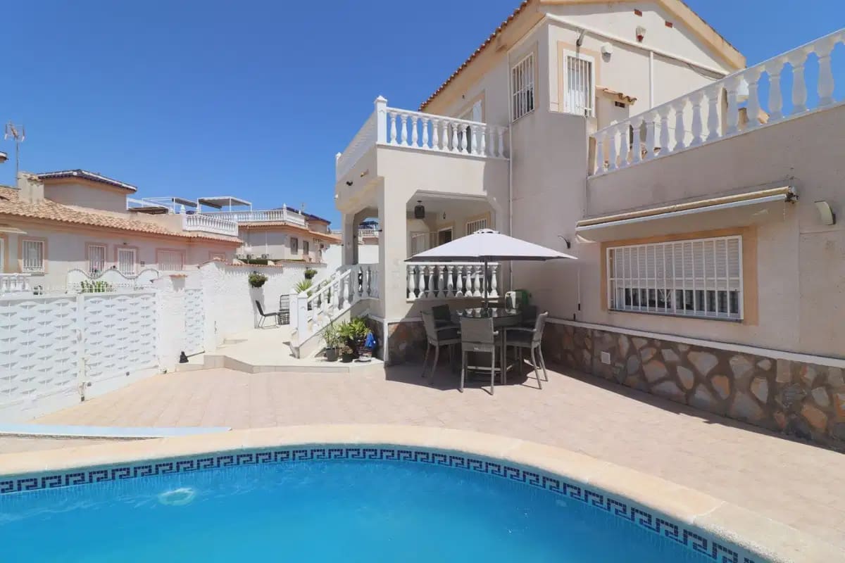 Chalet de 4 habitaciones en Benimar en venta con garaje - 390.000 € (Ref: 10080401)