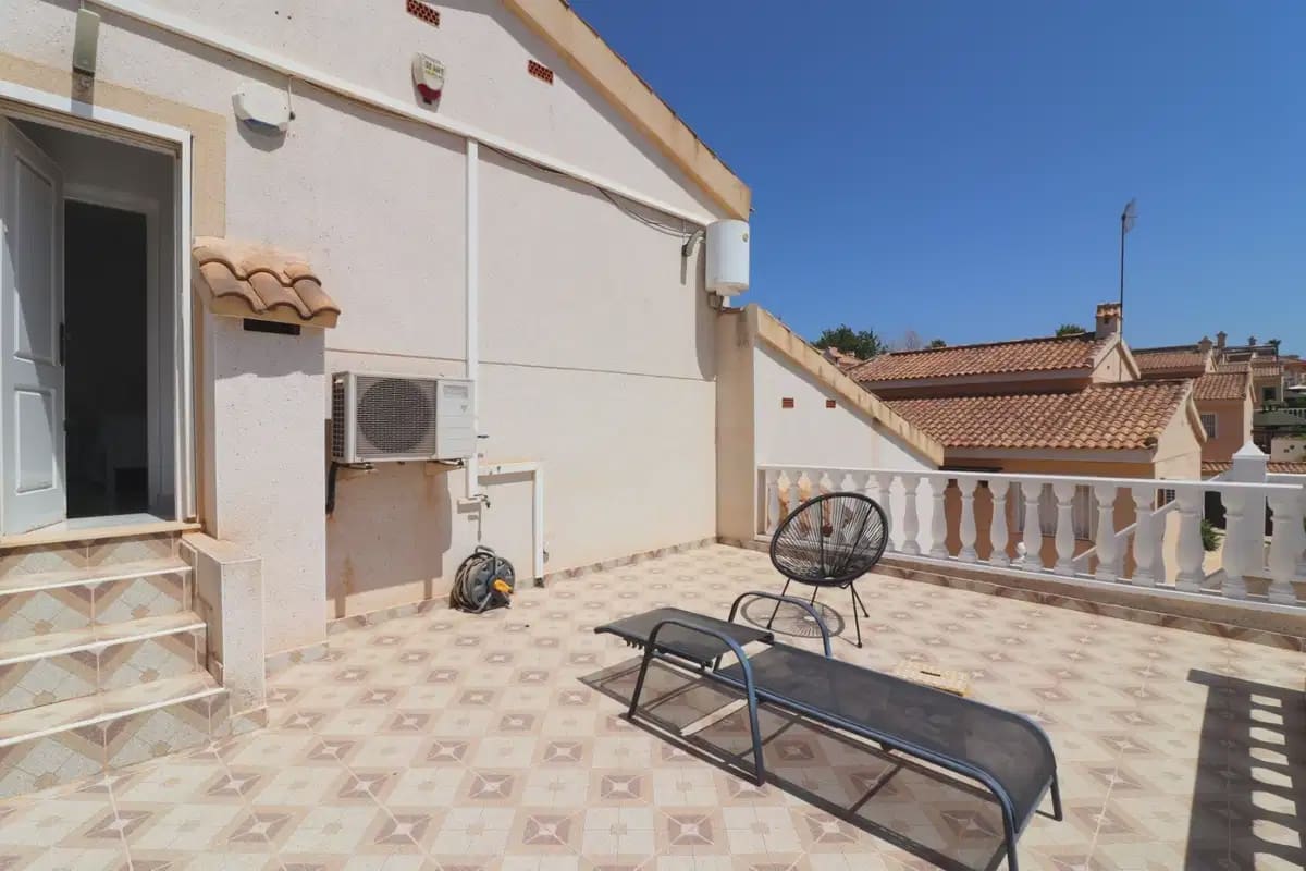 Chalet de 4 habitaciones en Benimar en venta con garaje - 390.000 € (Ref: 10080401)