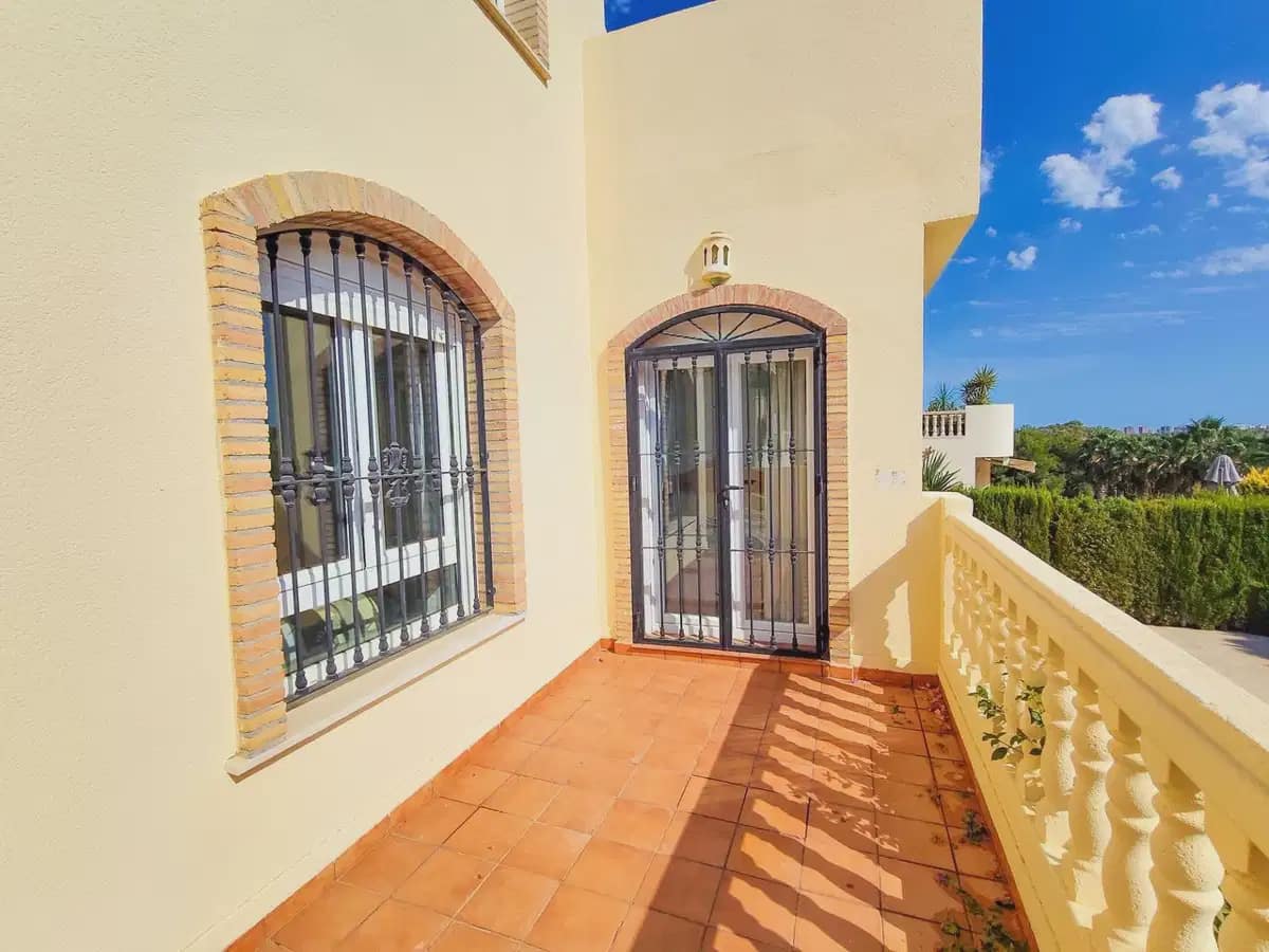 Chalet de 3 habitaciones en Villamartin en venta con piscina garaje - 430.000 € (Ref: 10089931)