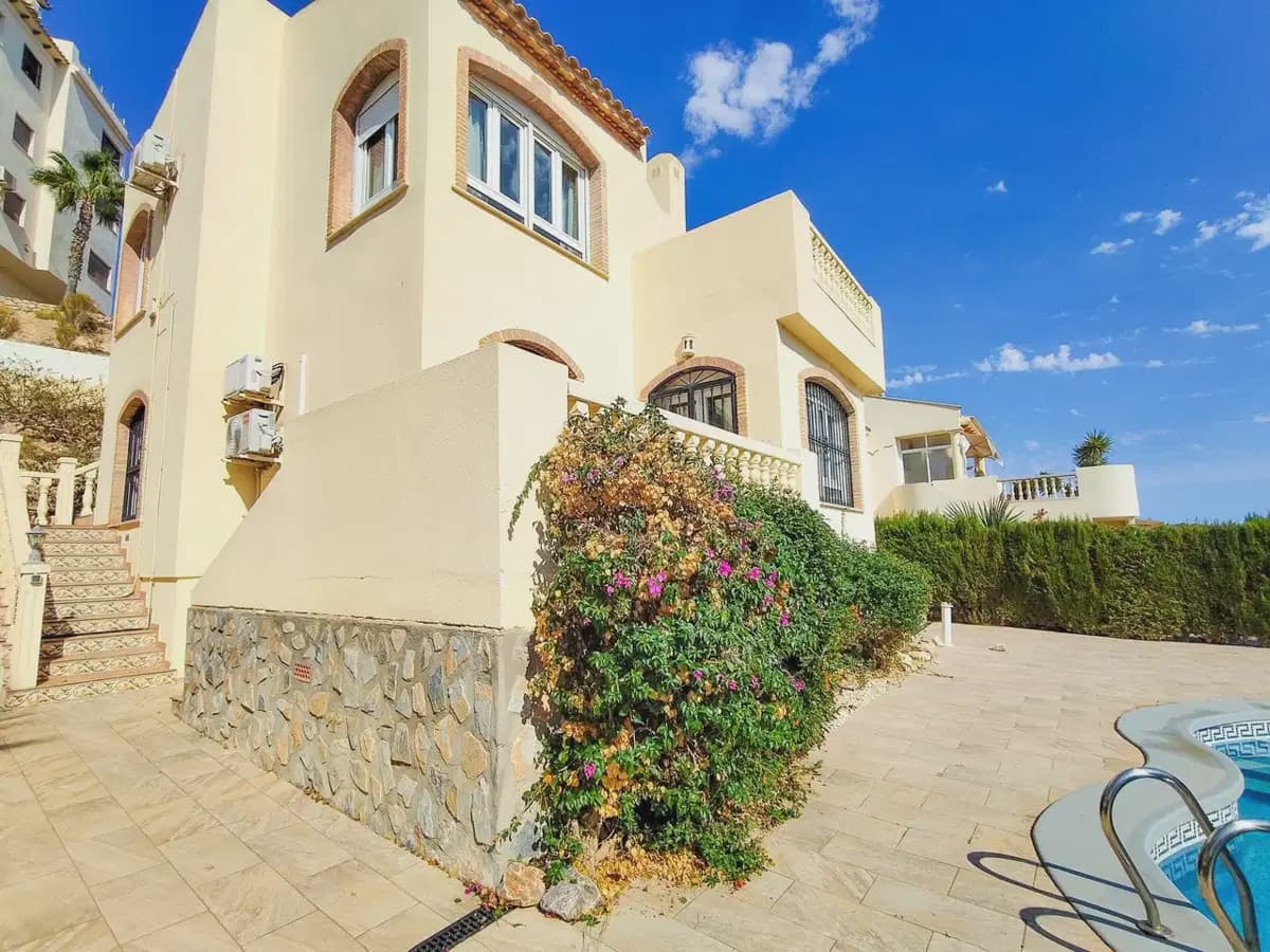 Chalet de 3 habitaciones en Villamartin en venta con piscina garaje - 430.000 € (Ref: 10089931)