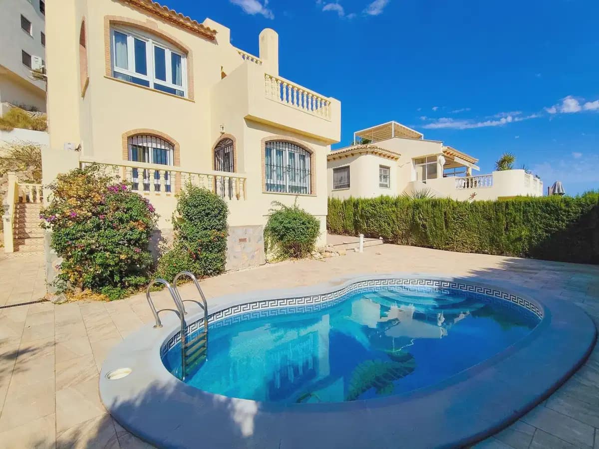Chalet de 3 habitaciones en Villamartin en venta con piscina garaje - 430.000 € (Ref: 10089931)