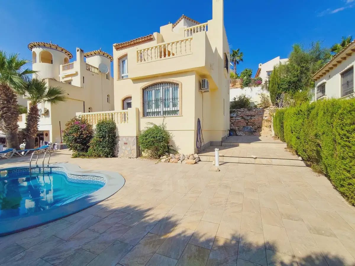 Chalet de 3 habitaciones en Villamartin en venta con piscina garaje - 430.000 € (Ref: 10089931)