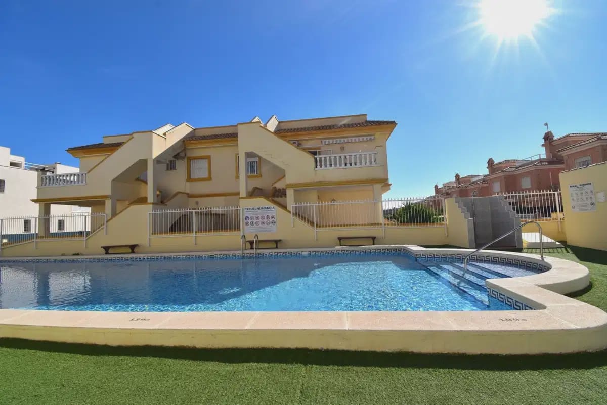 Chalet de 3 habitaciones en Playa Flamenca en venta con piscina garaje - 429.000 € (Ref: 10089932)