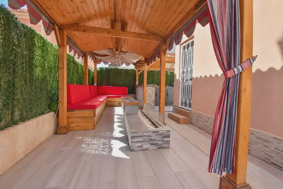 Chalet de 3 habitaciones en Playa Flamenca en venta con piscina garaje - 429.000 € (Ref: 10089932)