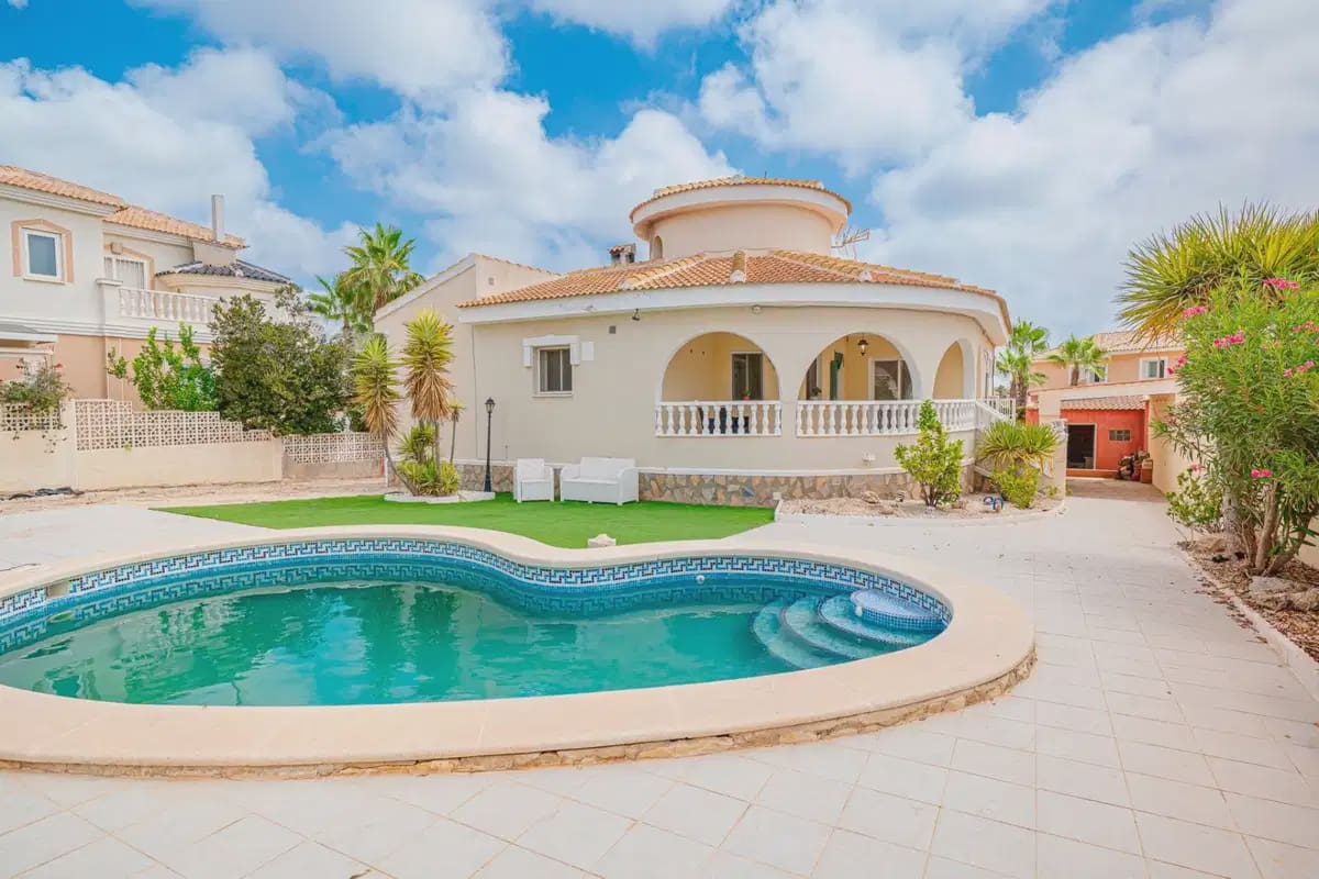 Chalet de 3 habitaciones en Ciudad Quesada en venta con piscina garaje - 399.000 € (Ref: 10089935)