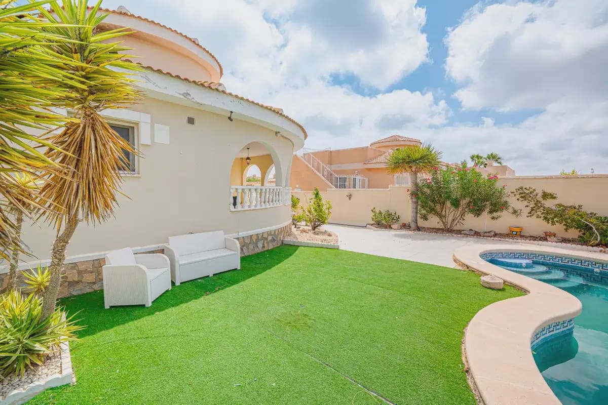Chalet de 3 habitaciones en Ciudad Quesada en venta con piscina garaje - 399.000 € (Ref: 10089935)