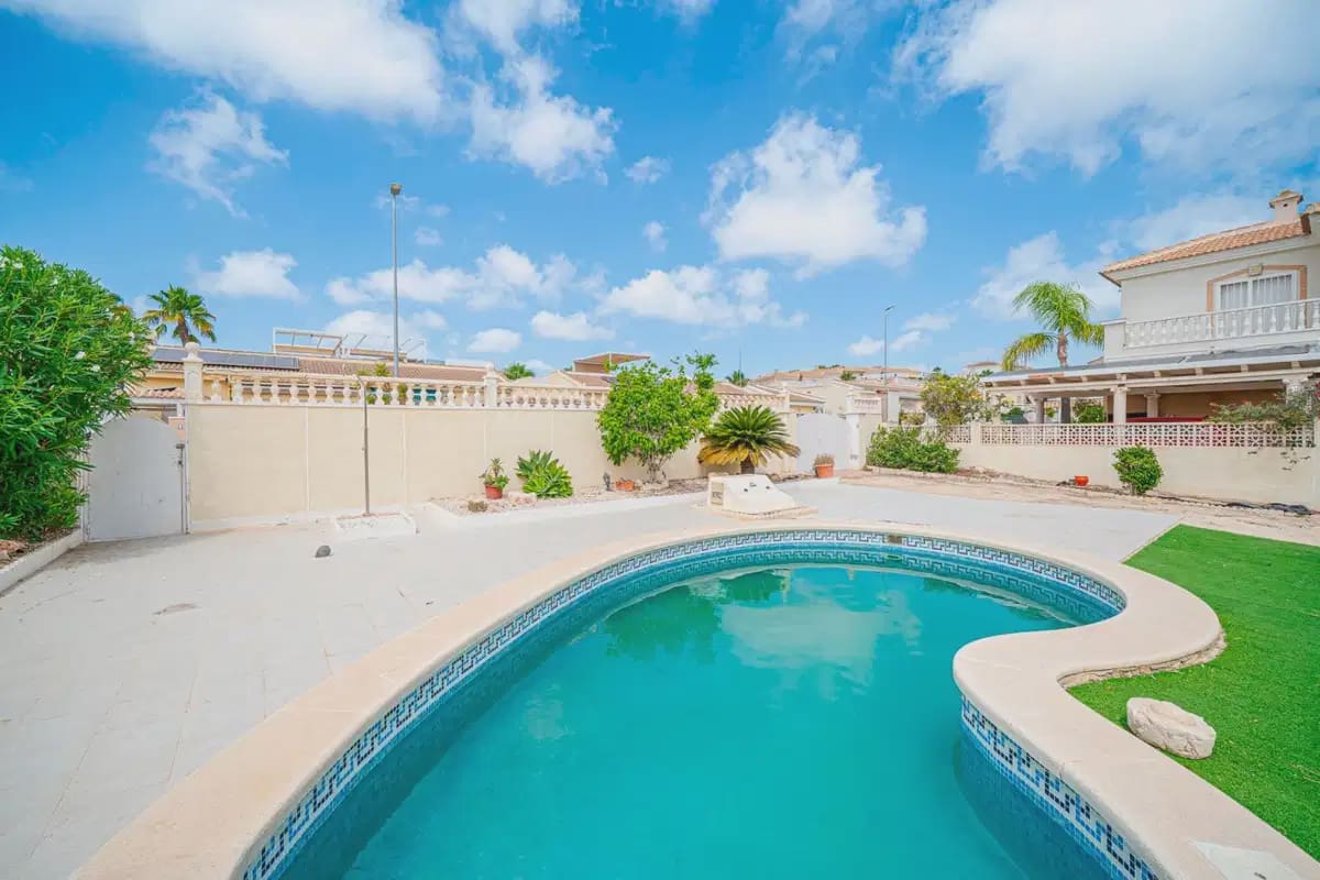 Chalet de 3 habitaciones en Ciudad Quesada en venta con piscina garaje - 399.000 € (Ref: 10089935)