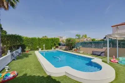 3 makuuhuone Omakotitalo myytävänä paikassa La Marina mukana uima-altaan - 399 000 € (Ref: 10089942)