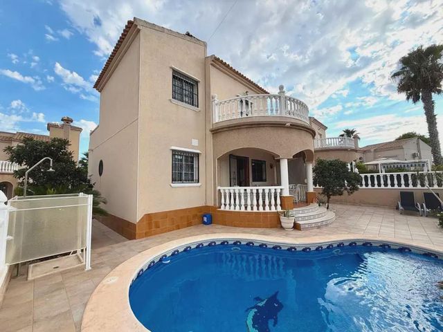 3 soverom Villa til salgs i Orihuela Costa, Orihuela med svømmebasseng - € 369 000 (Ref: 10111068)
