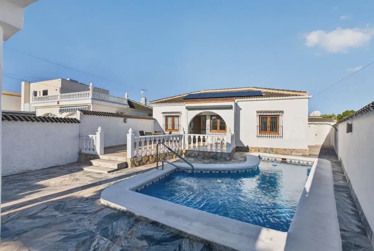 3 soverom Villa til salgs i Torrevieja med svømmebasseng - € 349 000 (Ref: 10147403)