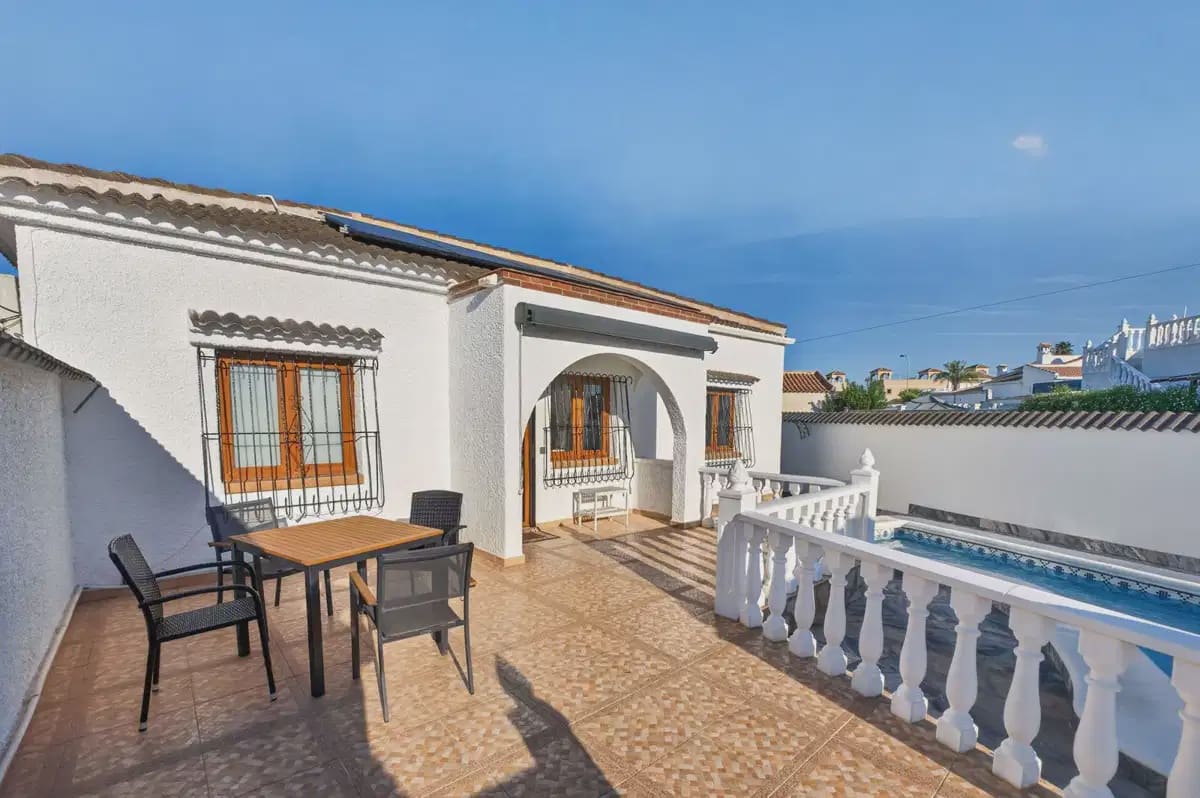 3 soverom Villa til salgs i Torrevieja med svømmebasseng - € 349 000 (Ref: 10147403)