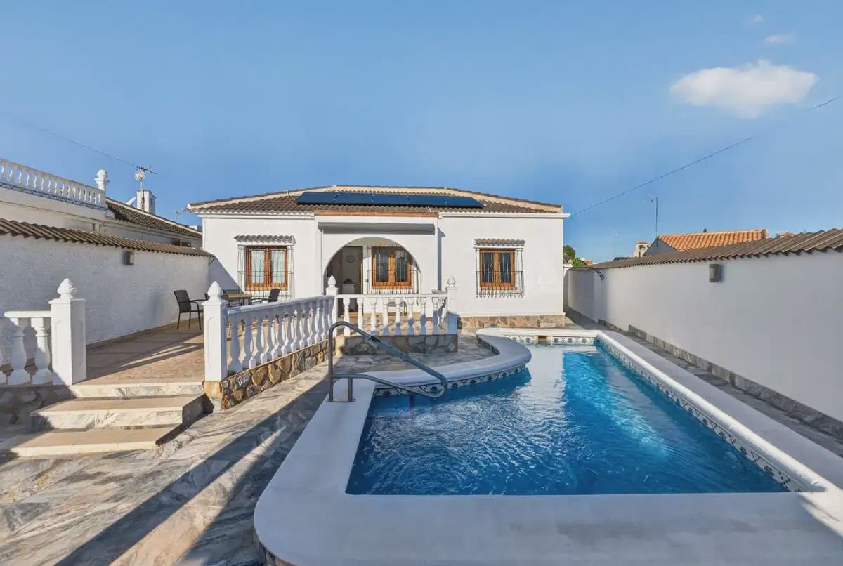 3 soverom Villa til salgs i Torrevieja med svømmebasseng - € 349 000 (Ref: 10147403)