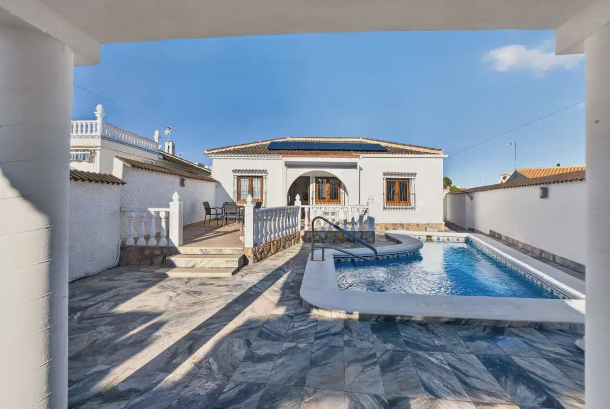 3 soverom Villa til salgs i Torrevieja med svømmebasseng - € 349 000 (Ref: 10147403)