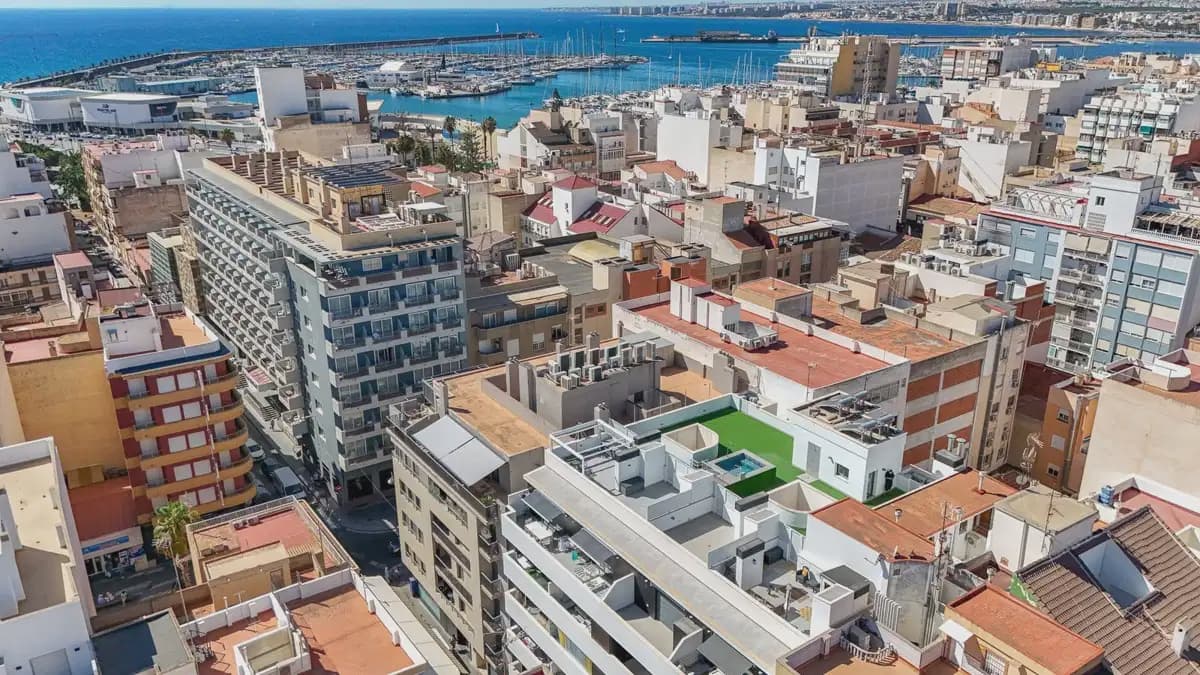3 soveværelse Lejlighed til salg i Torrevieja med swimmingpool garage - € 379.000 (Ref: 10153263)