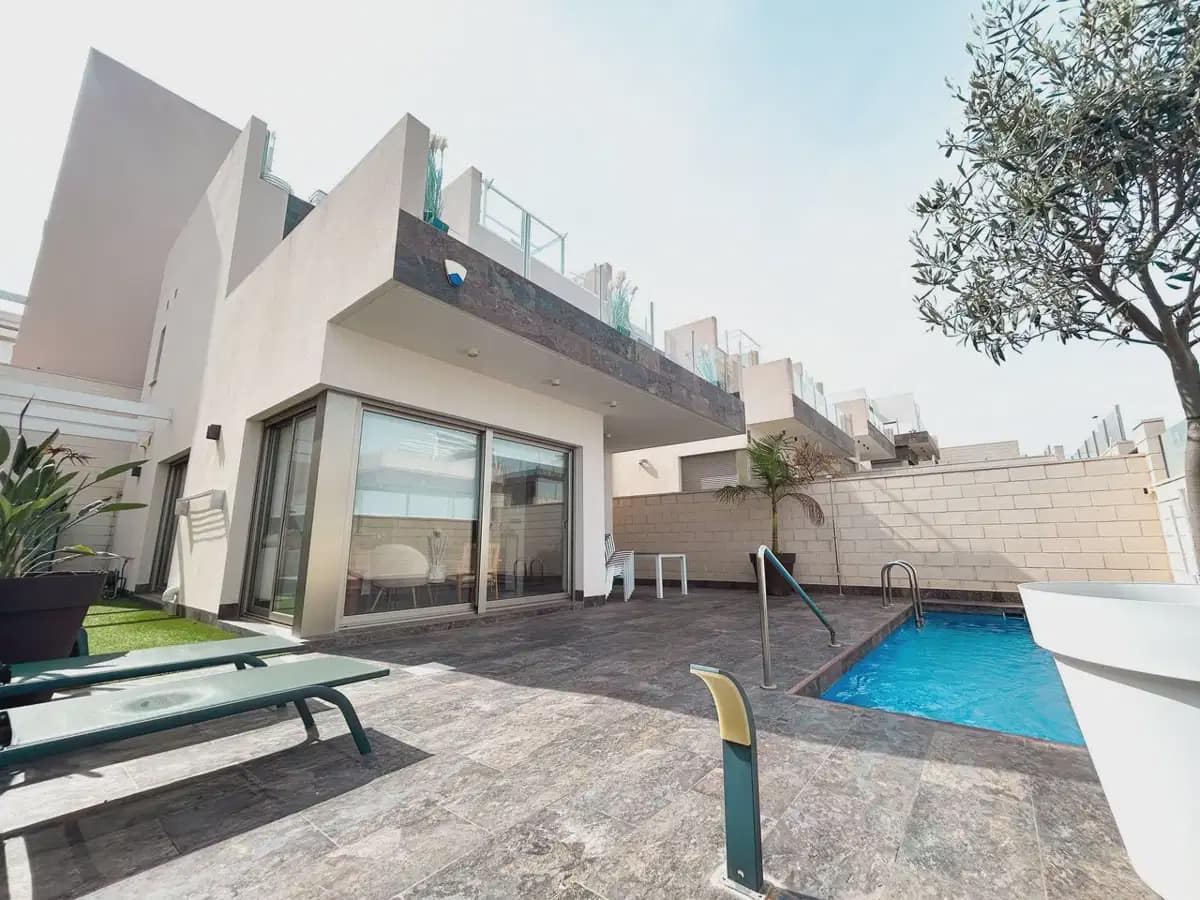 3 slaapkamer Villa te koop in Villamartin met zwembad garage - € 379.995 (Ref: 10153266)