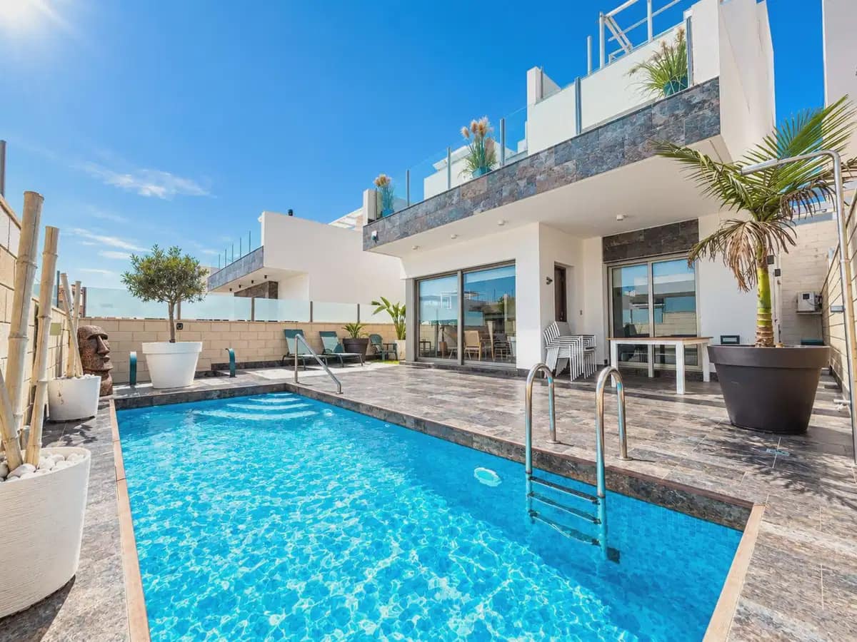 3 slaapkamer Villa te koop in Villamartin met zwembad garage - € 379.995 (Ref: 10153266)