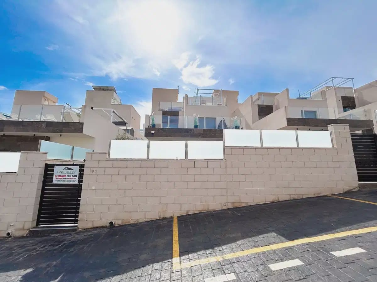 3 slaapkamer Villa te koop in Villamartin met zwembad garage - € 379.995 (Ref: 10153266)