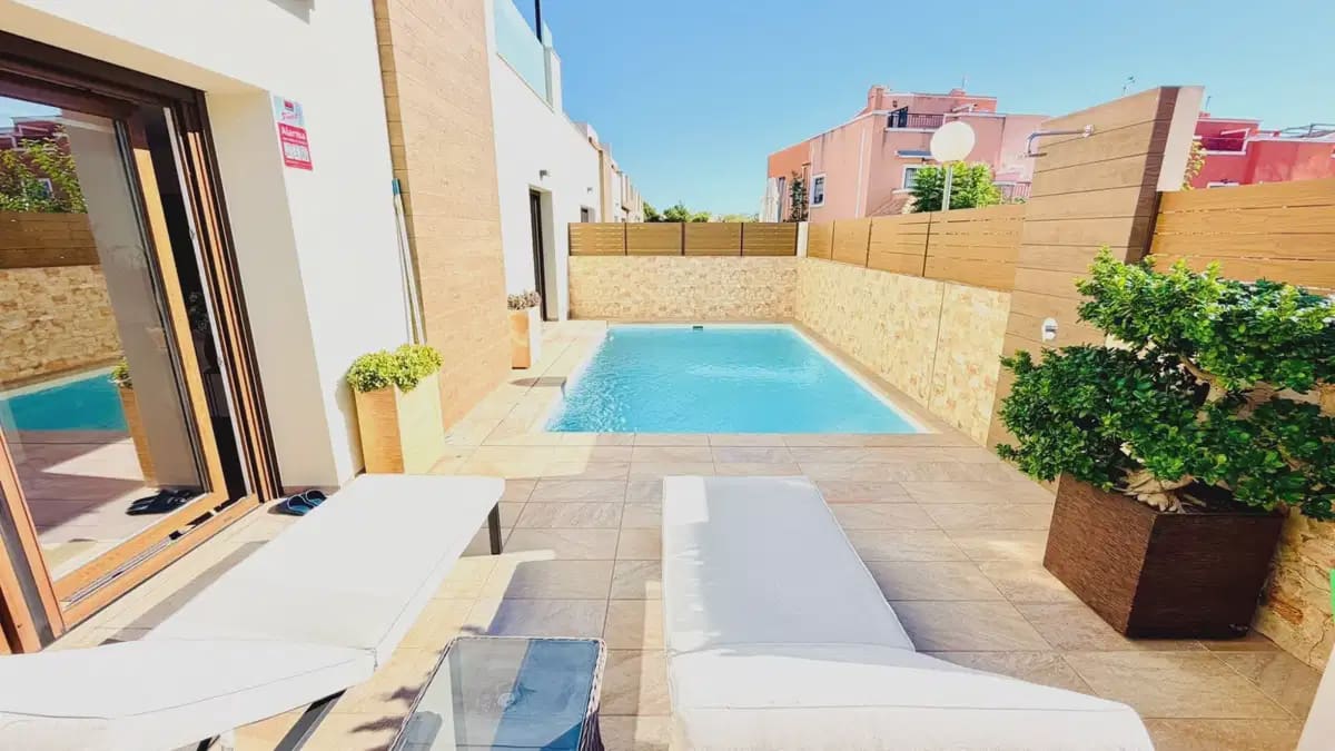 Chalet de 3 habitaciones en Los Montesinos en venta con piscina - 392.500 € (Ref: 10153270)