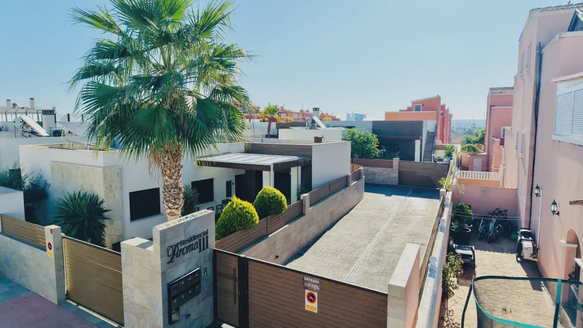 Chalet de 3 habitaciones en Los Montesinos en venta con piscina - 392.500 € (Ref: 10153270)