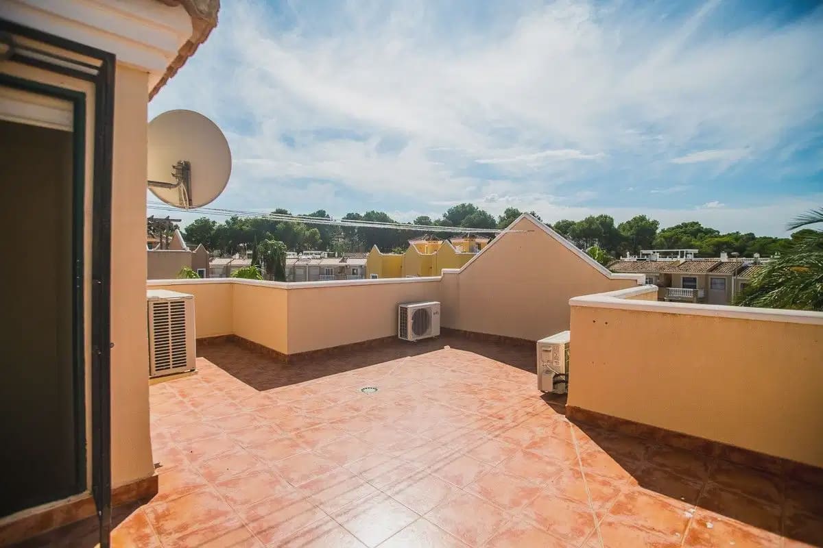 4 soverom Villa til salgs i Torrevieja med svømmebasseng garasje - € 310 000 (Ref: 10154483)