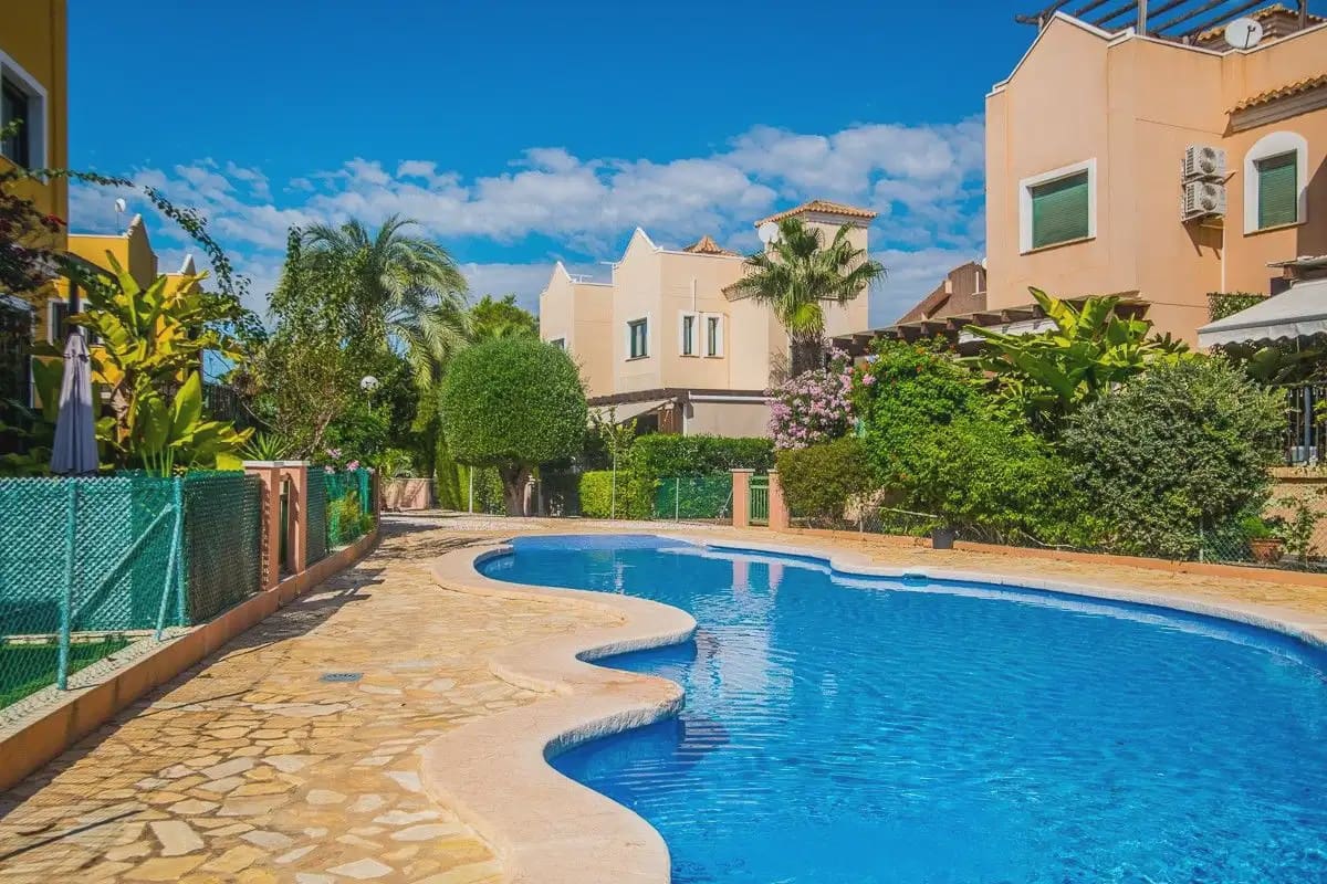 4 soverom Villa til salgs i Torrevieja med svømmebasseng garasje - € 310 000 (Ref: 10154483)