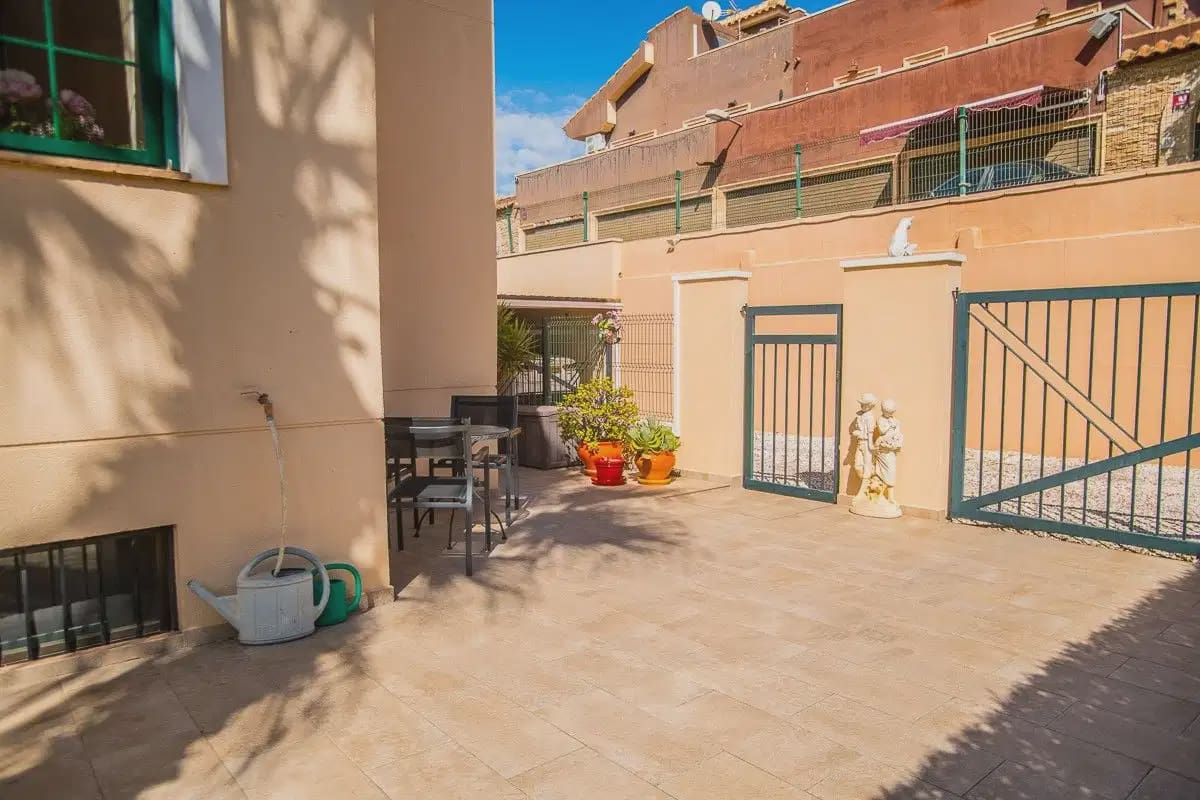 4 soverom Villa til salgs i Torrevieja med svømmebasseng garasje - € 310 000 (Ref: 10154483)