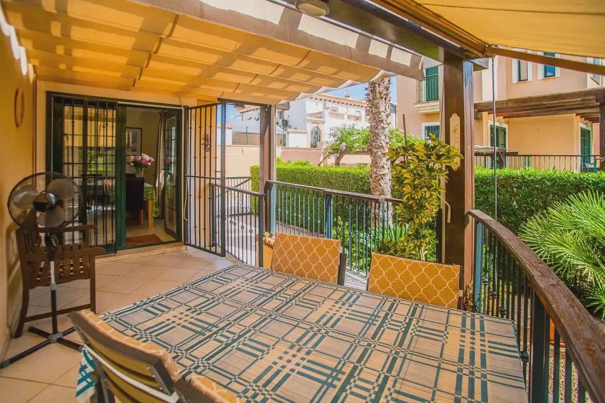 4 soverom Villa til salgs i Torrevieja med svømmebasseng garasje - € 310 000 (Ref: 10154483)