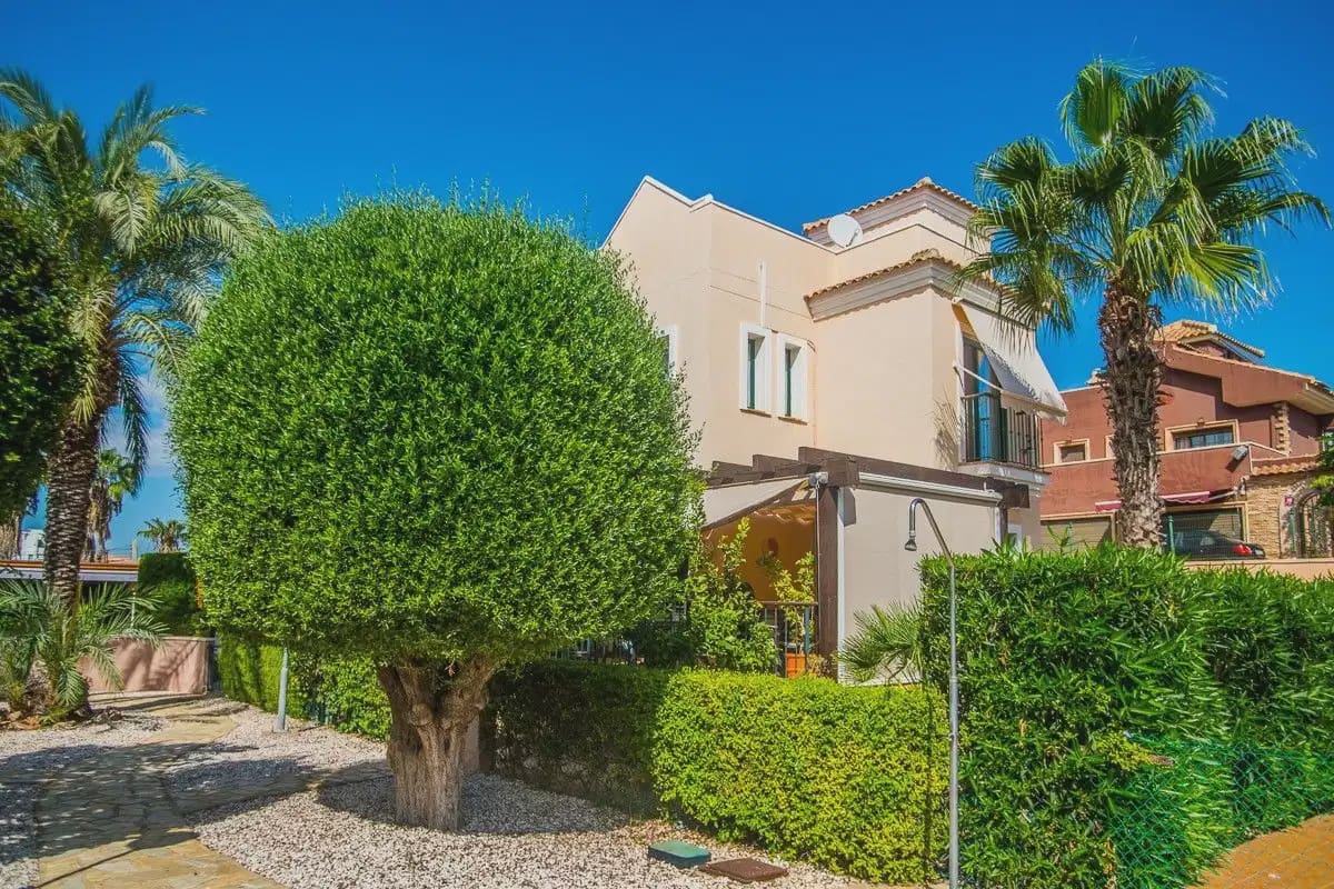 4 soverom Villa til salgs i Torrevieja med svømmebasseng garasje - € 310 000 (Ref: 10154483)