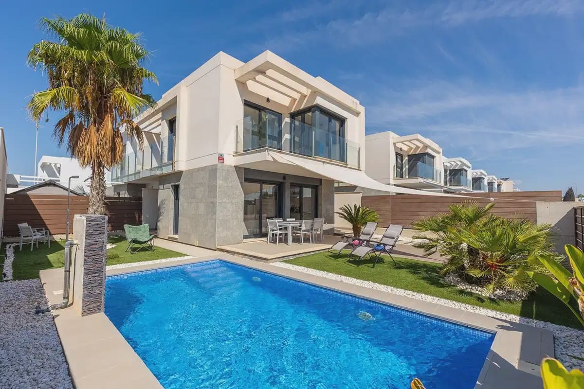 3 slaapkamer Villa te koop in Entre Naranjos met zwembad garage - € 395.000 (Ref: 10160852)