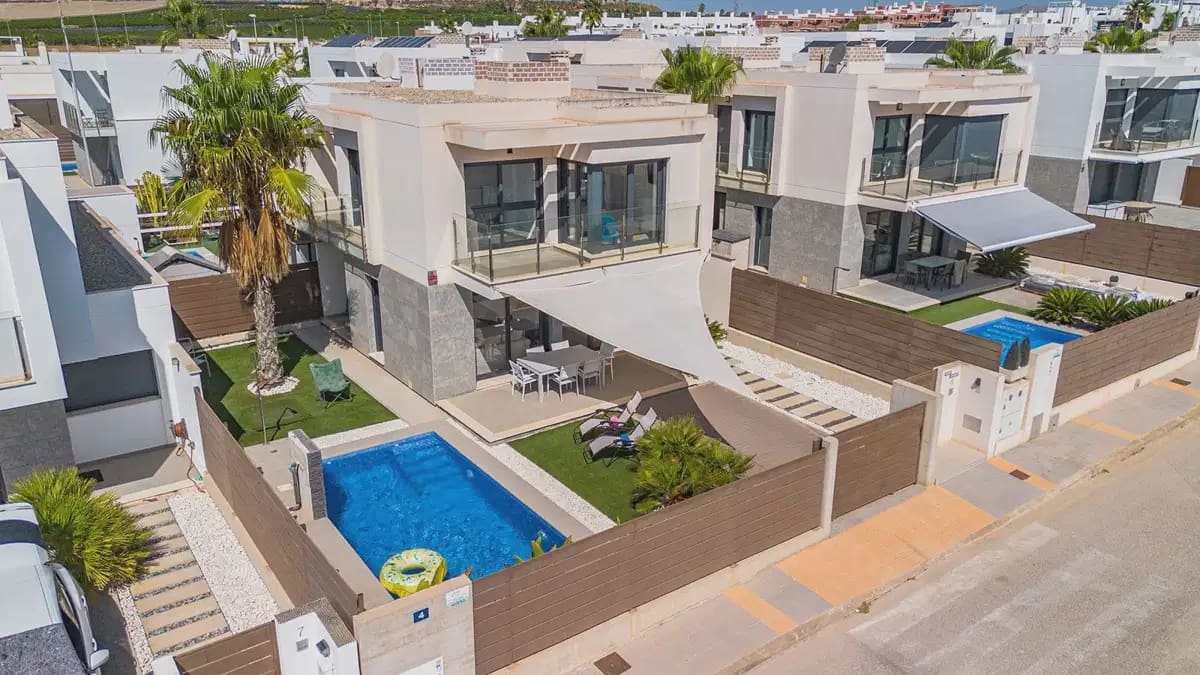 3 slaapkamer Villa te koop in Entre Naranjos met zwembad garage - € 395.000 (Ref: 10160852)