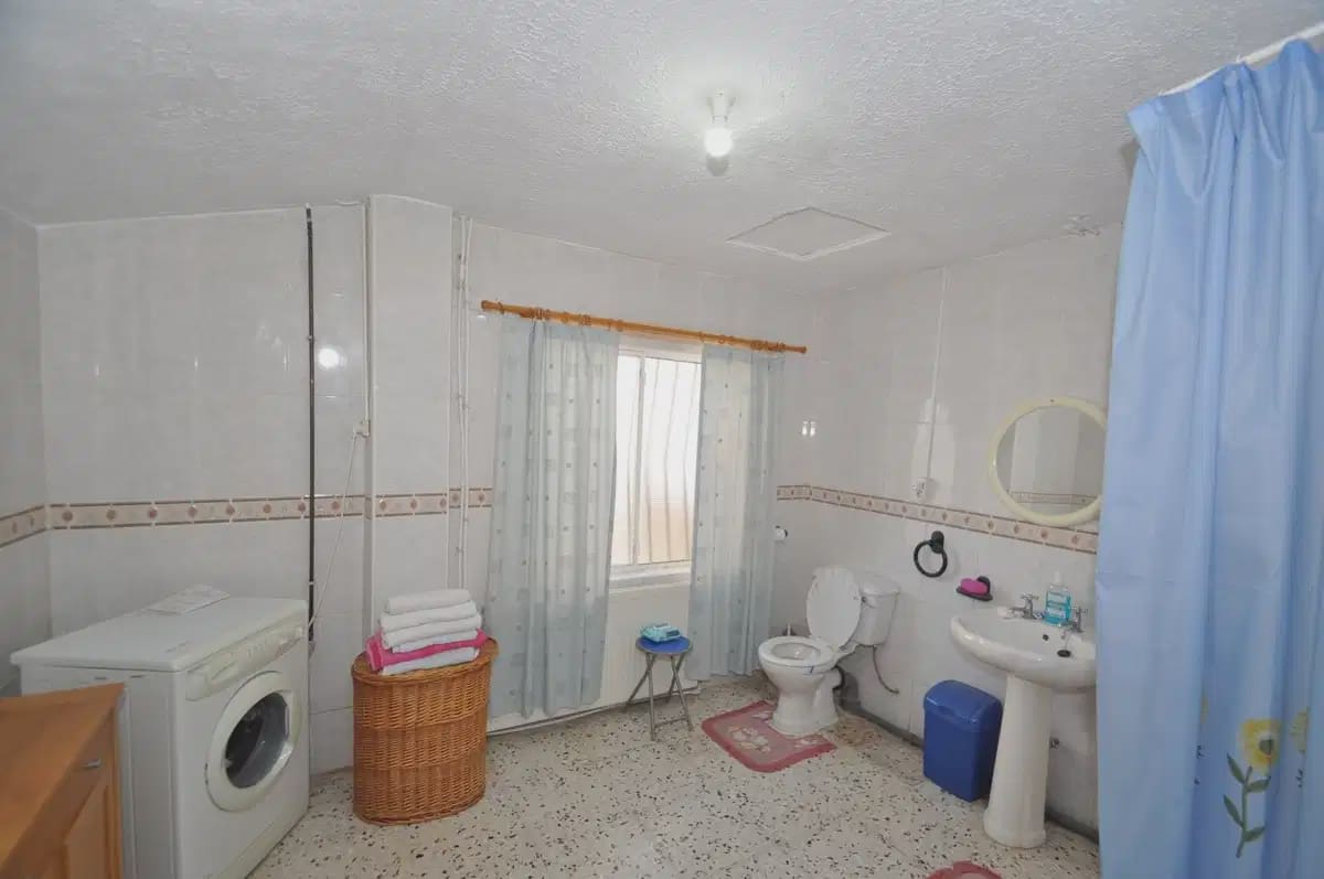 8 soveværelse Finca/Landehus til salg i Pinoso med swimmingpool garage - € 295.000 (Ref: 10163691)