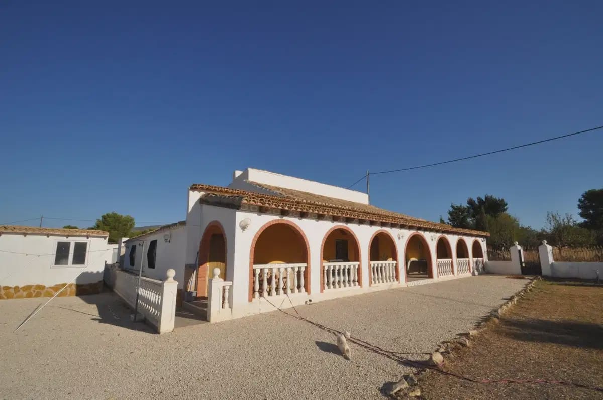 8 soveværelse Finca/Landehus til salg i Pinoso med swimmingpool garage - € 295.000 (Ref: 10163691)