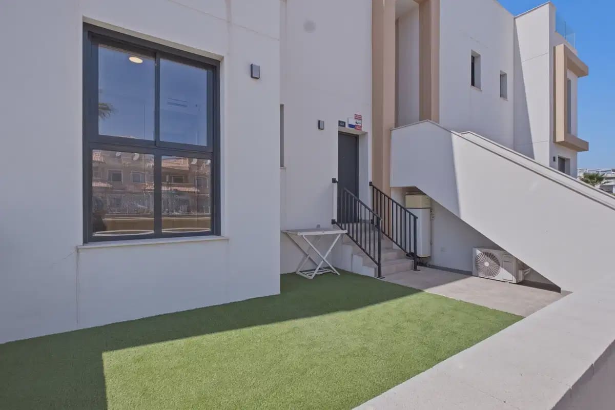 Apartamento de 2 habitaciones en Villamartin en venta con piscina garaje - 299.000 € (Ref: 10163719)