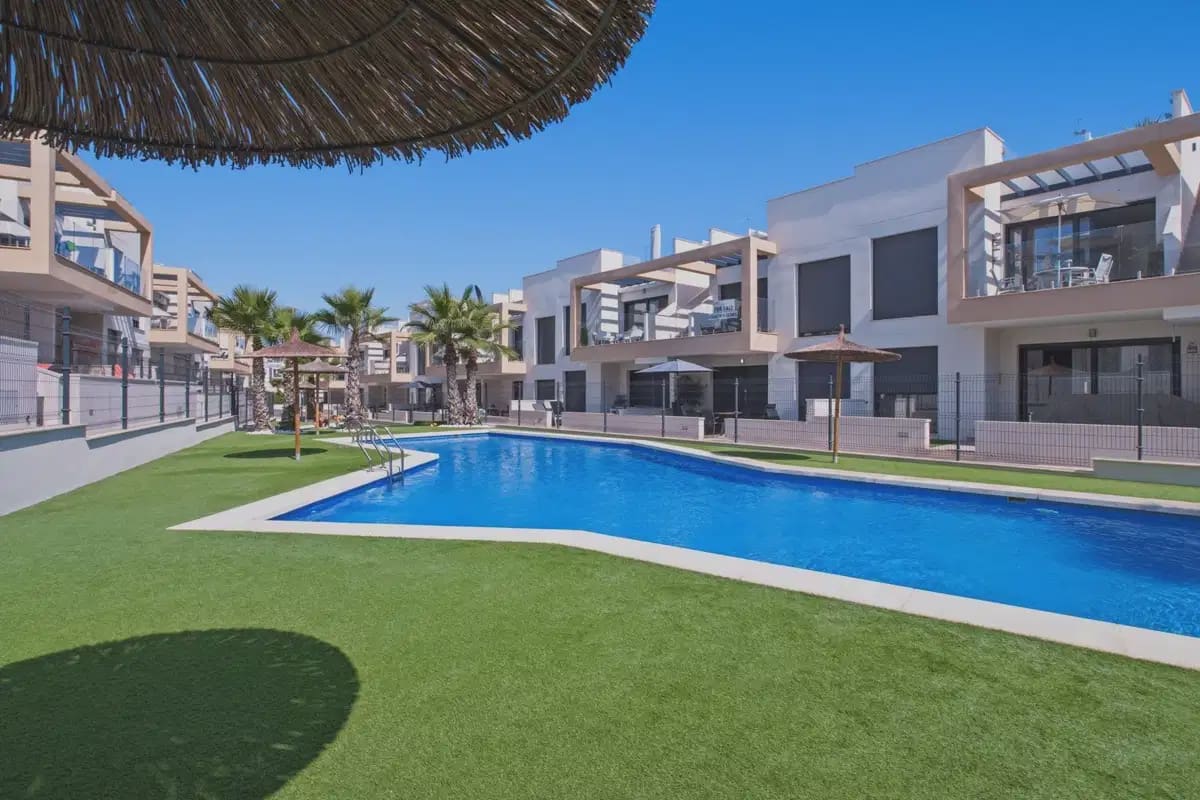 Apartamento de 2 habitaciones en Villamartin en venta con piscina garaje - 299.000 € (Ref: 10163719)