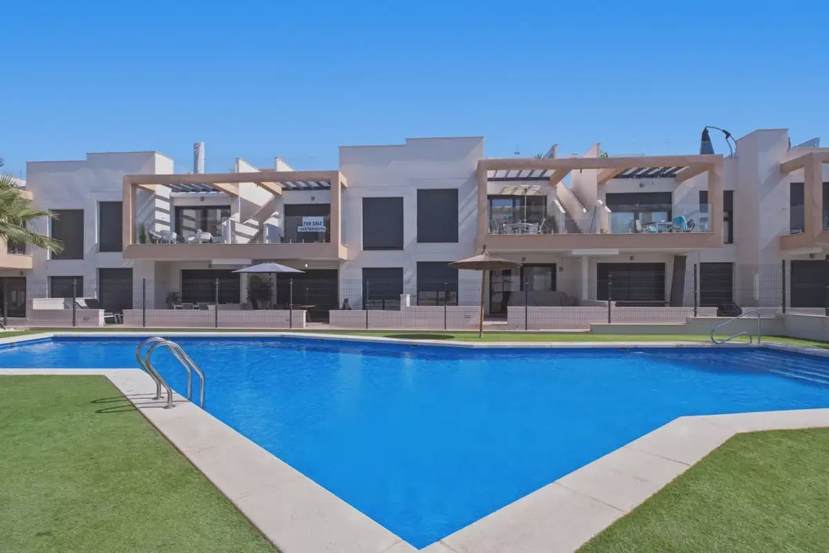 Apartamento de 2 habitaciones en Villamartin en venta con piscina garaje - 299.000 € (Ref: 10163719)