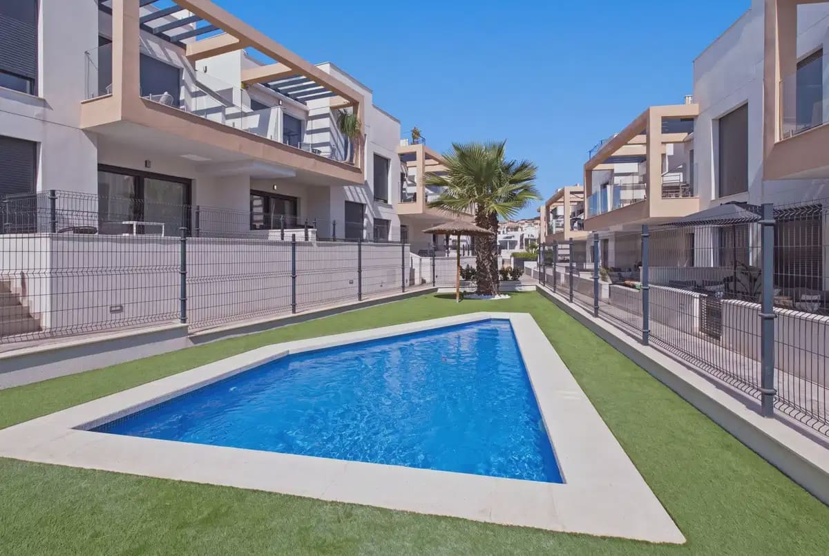 Apartamento de 2 habitaciones en Villamartin en venta con piscina garaje - 299.000 € (Ref: 10163719)