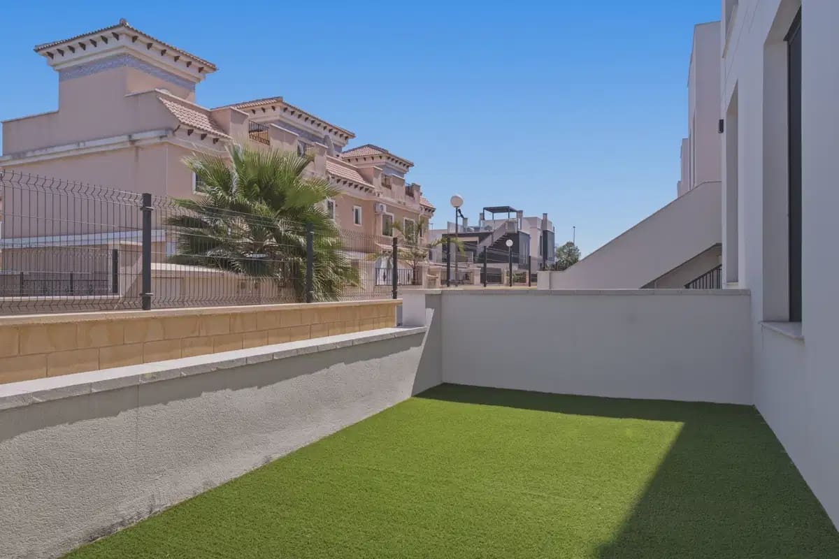 Apartamento de 2 habitaciones en Villamartin en venta con piscina garaje - 299.000 € (Ref: 10163719)
