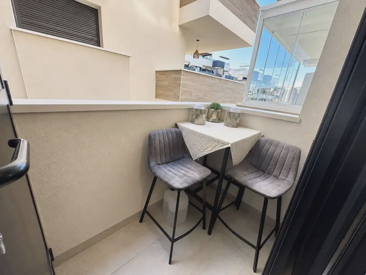 2 soverom Leilighet til salgs i Los Altos med svømmebasseng garasje - € 288 900 (Ref: 10163737)