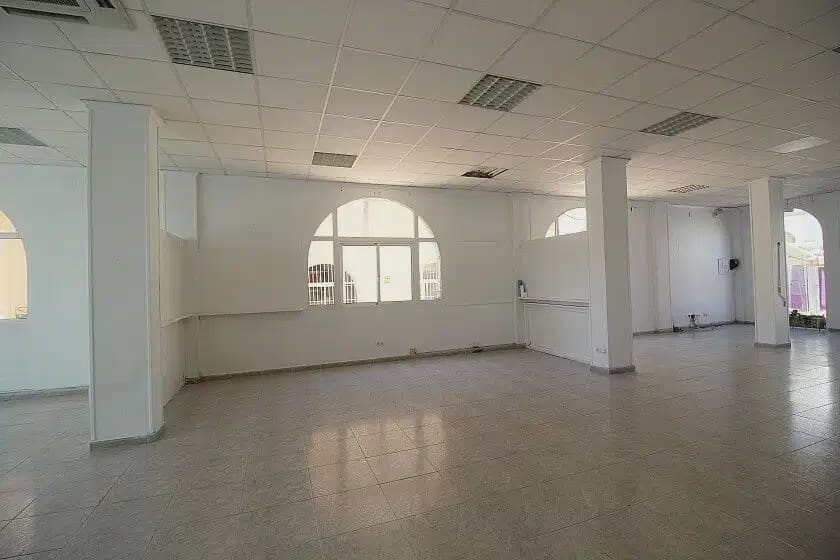 Kaupallinen myytävänä paikassa La Zenia - 280 000 € (Ref: 10163756)