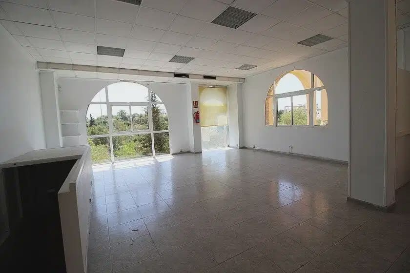 Kaupallinen myytävänä paikassa La Zenia - 280 000 € (Ref: 10163756)