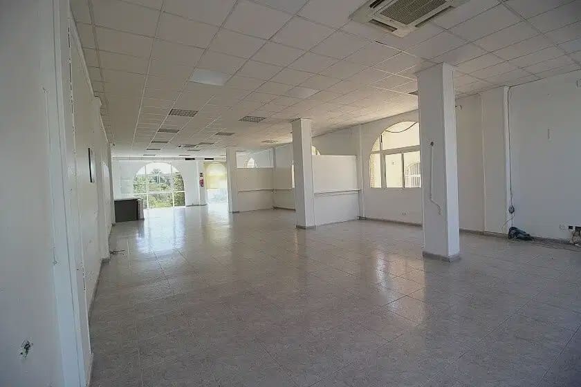 Kaupallinen myytävänä paikassa La Zenia - 280 000 € (Ref: 10163756)