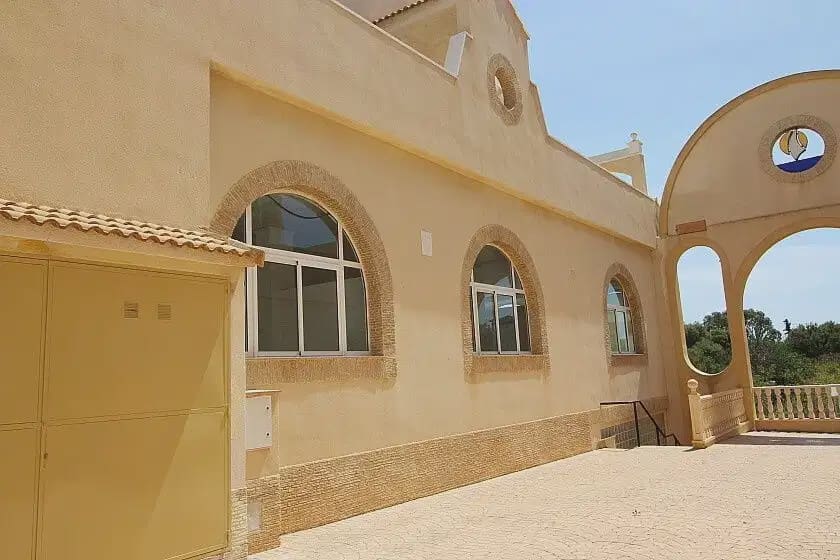 Kaupallinen myytävänä paikassa La Zenia - 280 000 € (Ref: 10163756)