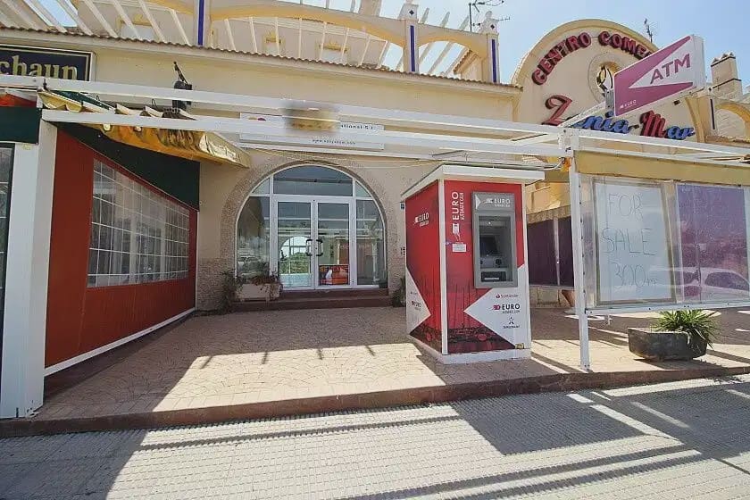 Kaupallinen myytävänä paikassa La Zenia - 280 000 € (Ref: 10163756)