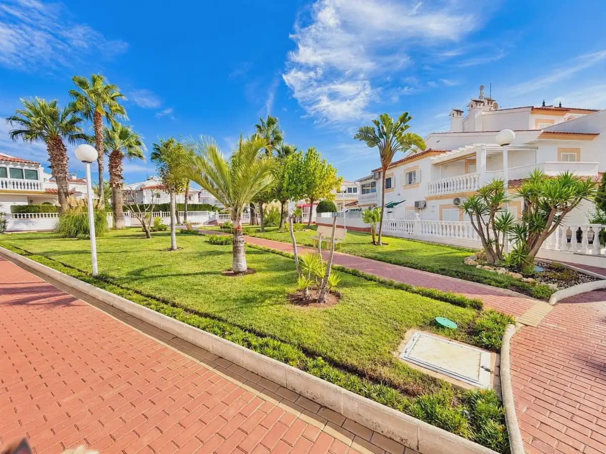 3 bedroom Villa for sale in La Florida with pool - € 349,995 (Ref: 10172387)