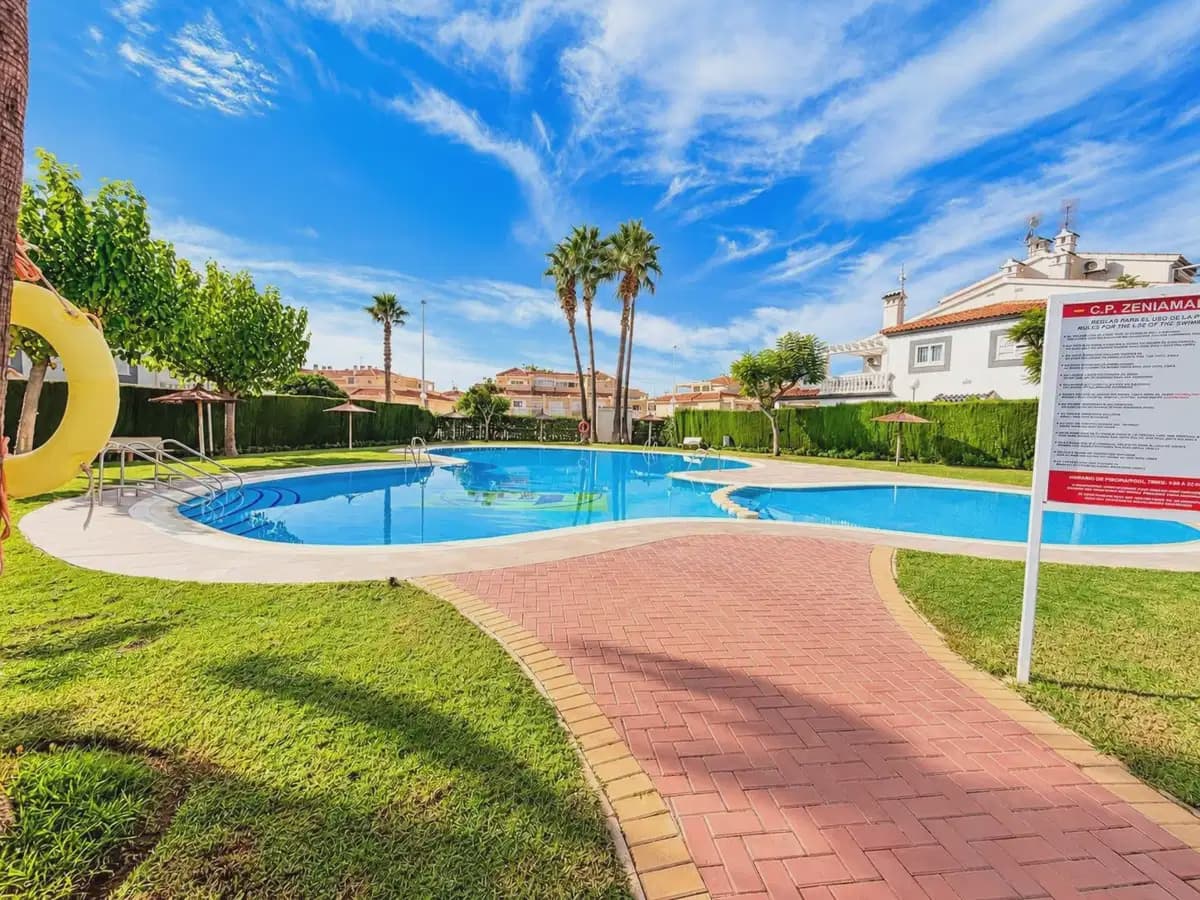 3 bedroom Villa for sale in La Florida with pool - € 349,995 (Ref: 10172387)